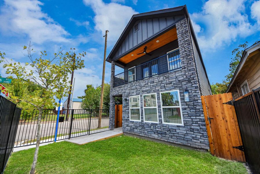 Exterior details and patio area of a home in , Houston (Image 26).