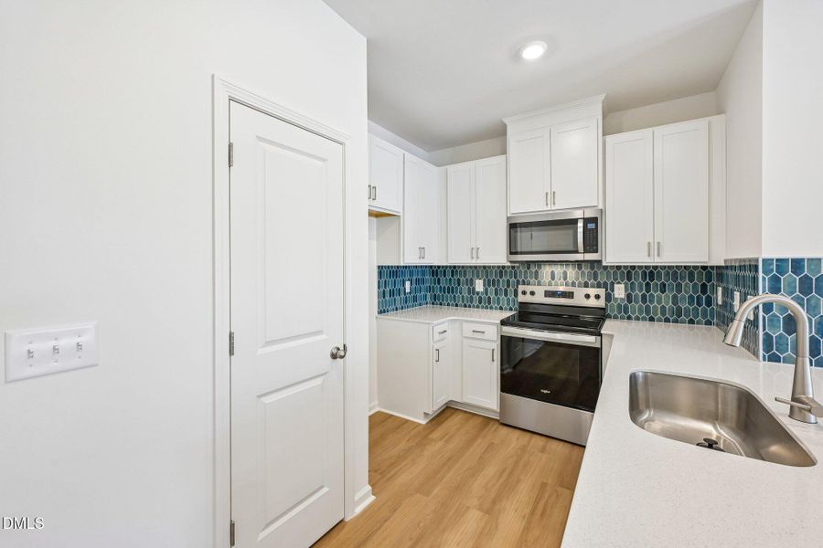 16-web-or-mls-Glen Lyon Drive-S2204-016
