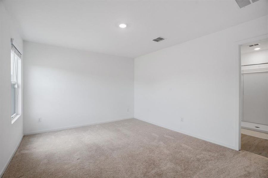 Spacious, unfurnished interior of a new home in Tillage Farms, Princeton (Image 16).