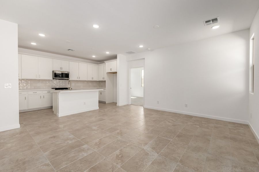 Spacious, unfurnished interior of a new home in Mira Vista at Victory, Buckeye (Image 8).