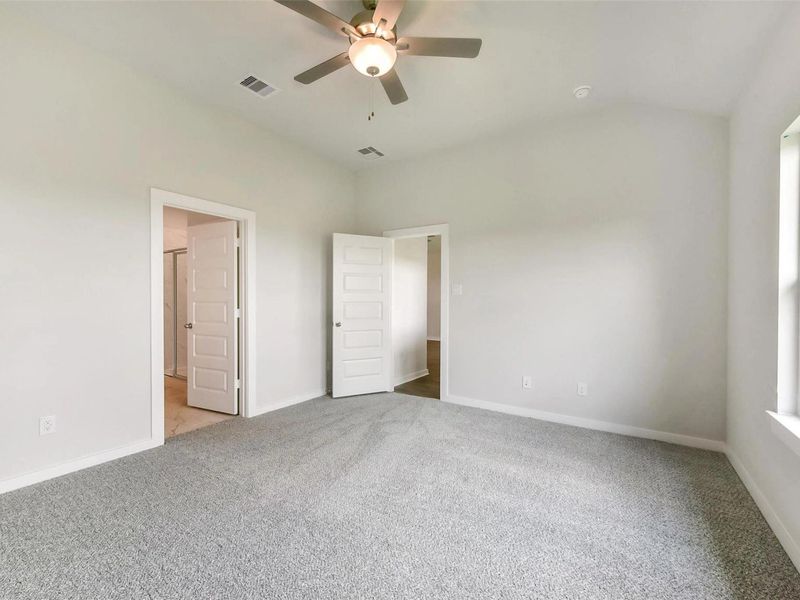 Spacious, unfurnished interior of a new home in River Ranch Meadows, Dayton (Image 24).