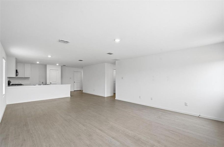 Spacious, unfurnished interior of a new home in Verandah, Royse City (Image 13).