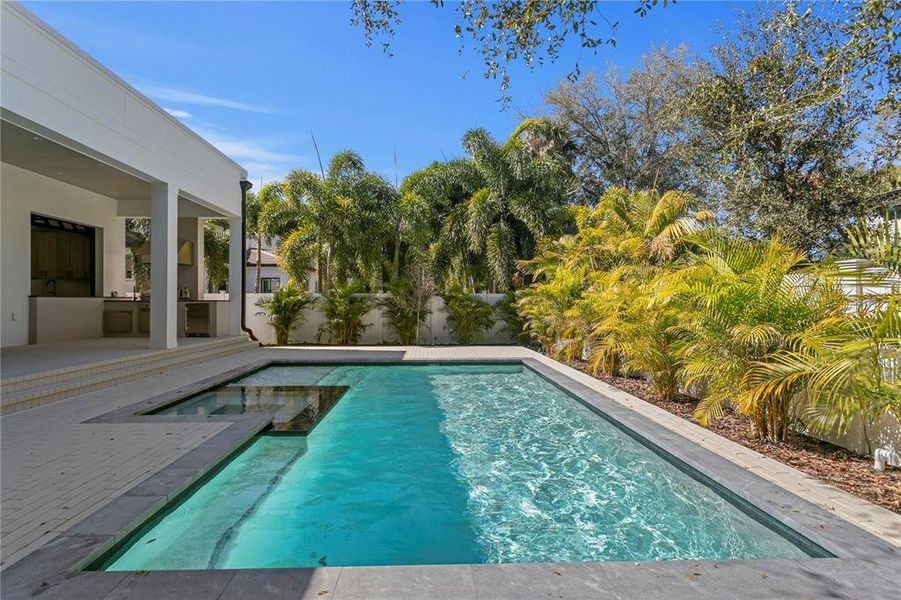 Exterior details and patio area of a home in , Tampa (Image 4).