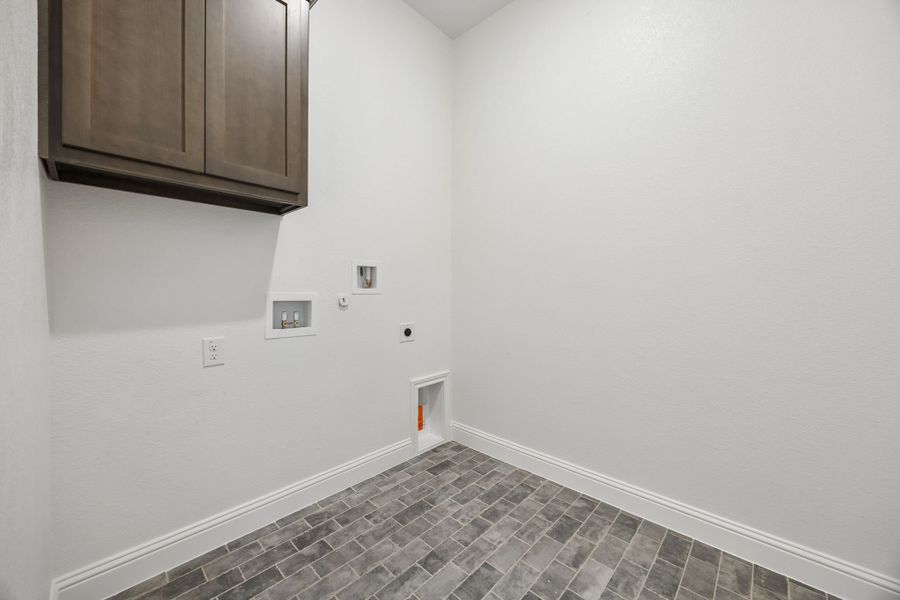 Spacious, unfurnished interior of a new home in Country Lakes, Denton (Image 26).