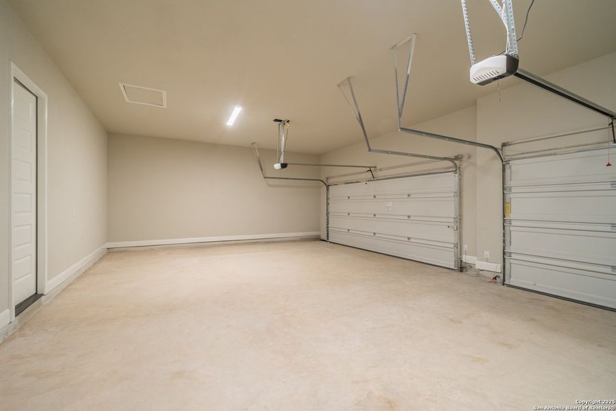 Spacious, unfurnished interior of a new home in Cibolo Crossing, Universal City (Image 19).