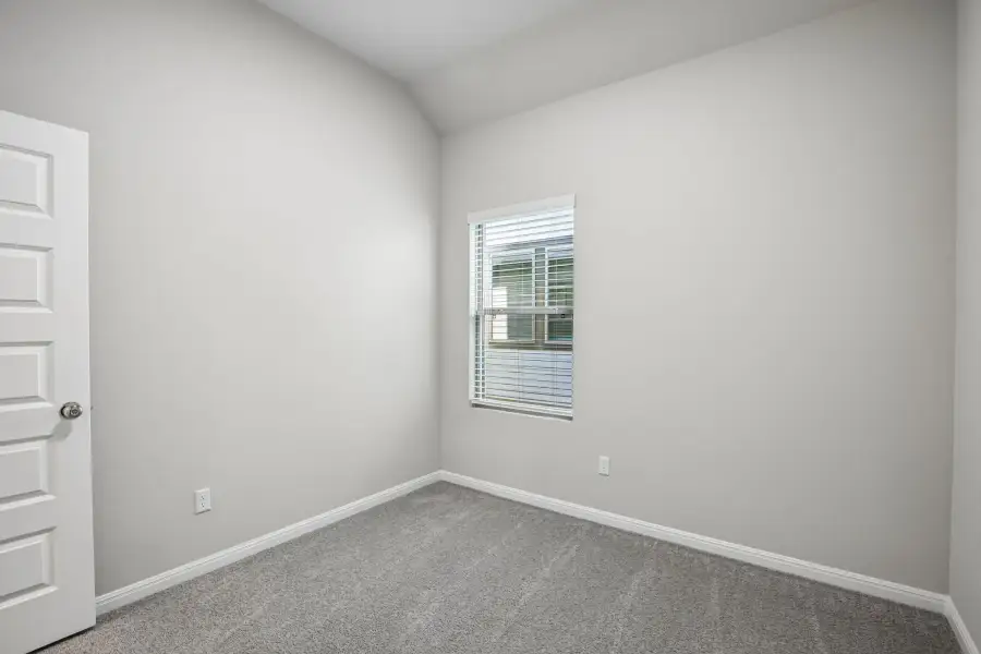 Spacious, unfurnished interior of a new home in Trinity Ranch, Elgin (Image 29).
