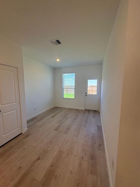 Spacious, unfurnished interior of a new home in Stokesbury, Waller (Image 27).
