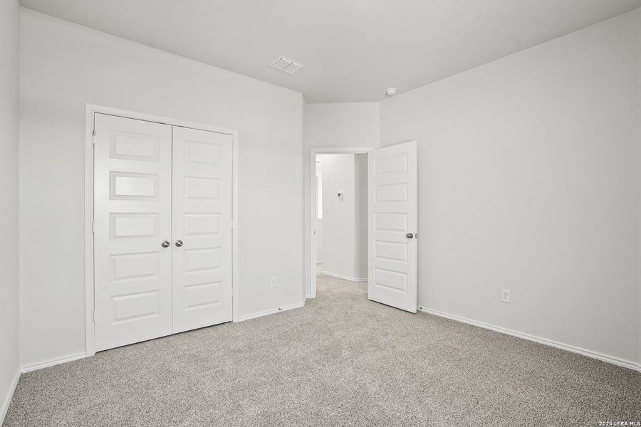 Spacious, unfurnished interior of a new home in Blue Ridge Ranch, San Antonio (Image 28).