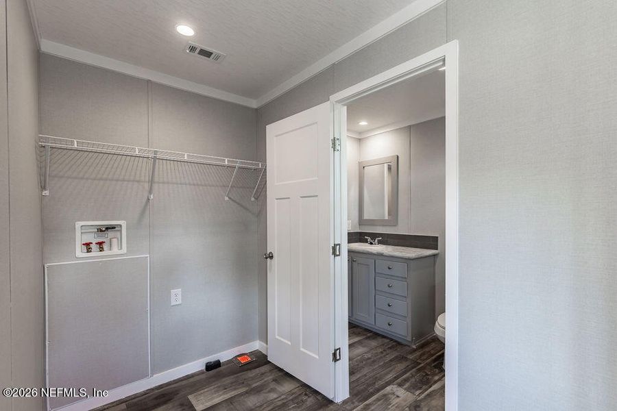 Spacious, unfurnished interior of a new home in , Florahome (Image 28).