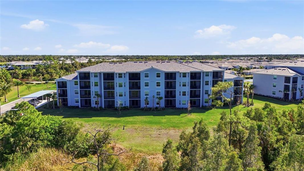 Condo located in Punta Gorda, FL showcasing its design and architecture (Image 4).