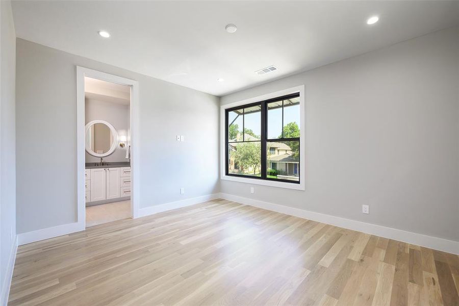 Spacious, unfurnished interior of a new home in , Dallas (Image 39).