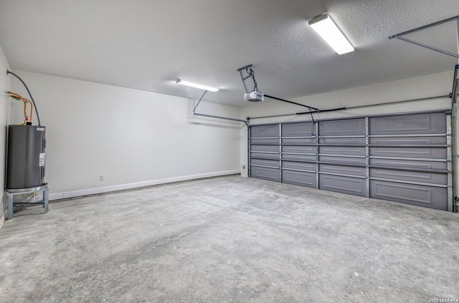 Spacious, unfurnished interior of a new home in , Uvalde (Image 23).