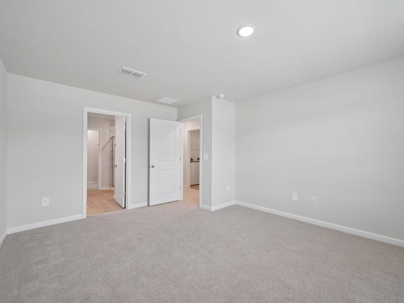 Spacious, unfurnished interior of a new home in The Rows at Buffaloe Reserve, Raleigh (Image 14).