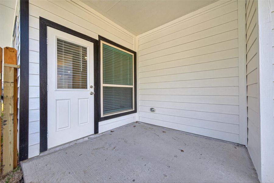 Exterior details and patio area of a home in Woodland Lakes, Houston (Image 4).