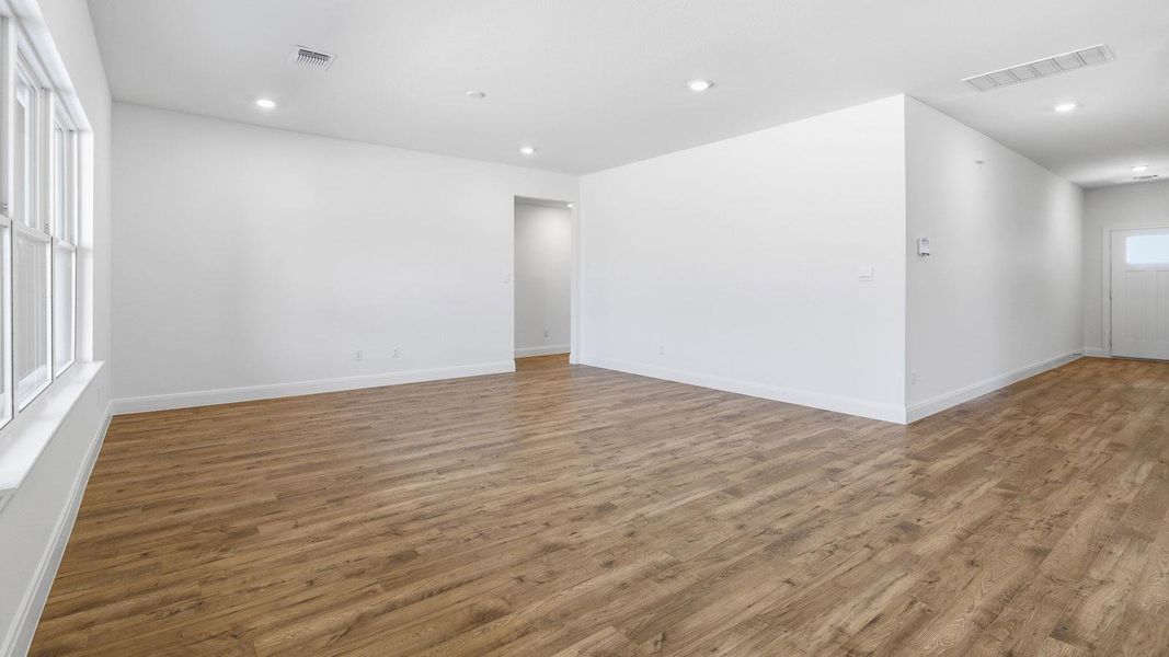 Spacious, unfurnished interior of a new home in Railhead, Cedar Creek (Image 8).