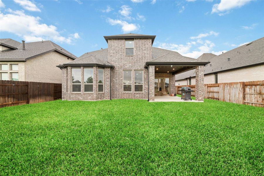 Exterior details and patio area of a home in Elyson, Katy (Image 3).