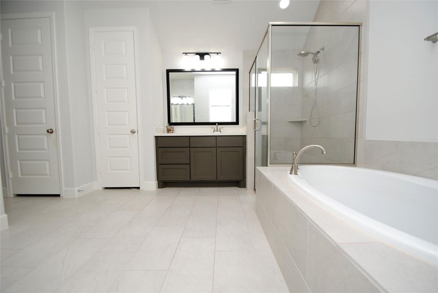 Furnished interior view inside a new home in Cross Creek Ranch, Fulshear (Image 15).