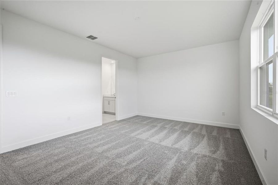 Spacious, unfurnished interior of a new home in Glen Lakes, Weeki Wachee (Image 30).