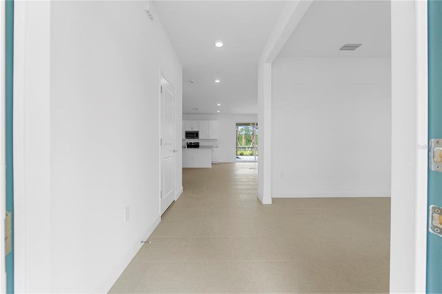 Spacious, unfurnished interior of a new home in Sabal Glen at Babcock Ranch, Punta Gorda (Image 21). Spacious, unfurnished interior of a new home in Sabal Glen at Babcock Ranch, Punta Gorda (Image 21).