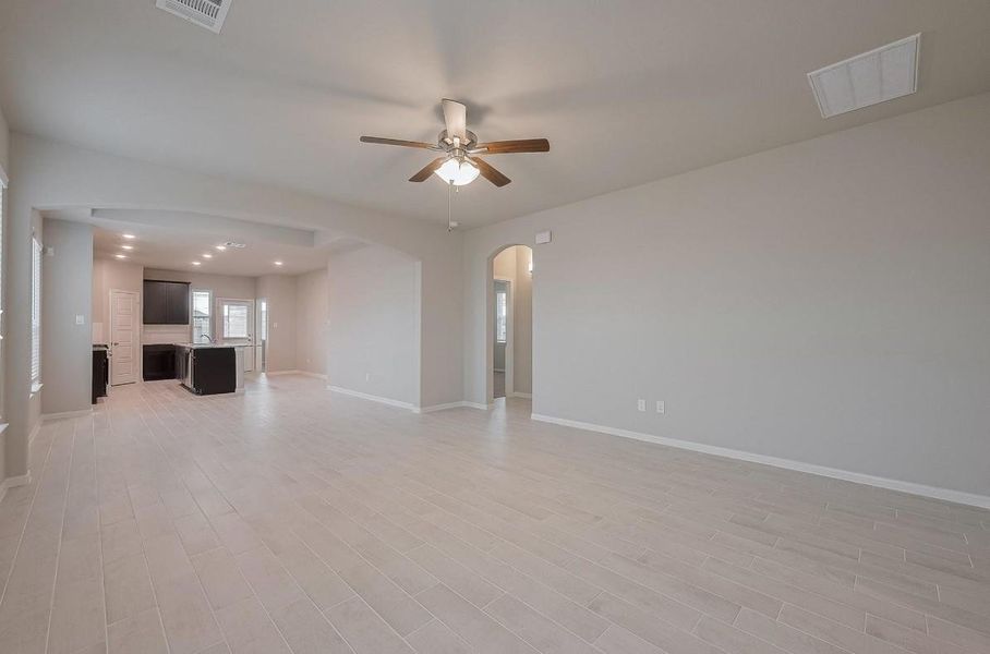 Spacious, unfurnished interior of a new home in River Ranch, Dayton (Image 13).