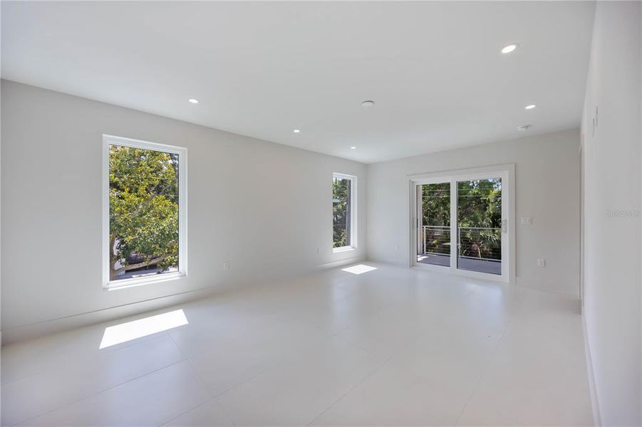 Spacious, unfurnished interior of a new home in , Sarasota (Image 26).