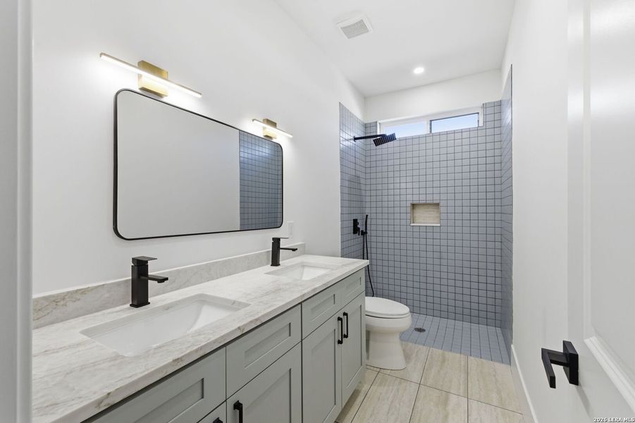 Furnished interior view inside a new home in , Bandera (Image 8).