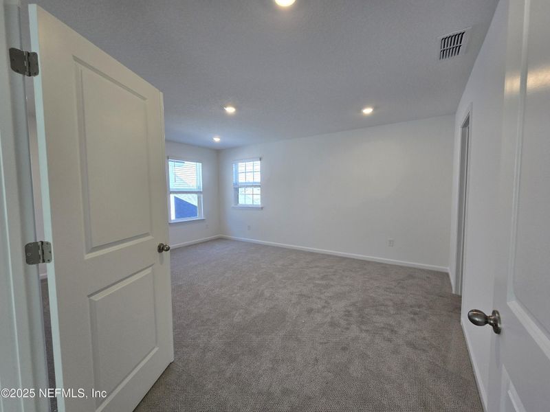 Spacious, unfurnished interior of a new home in Hyland Trail, Green Cove Springs (Image 58).