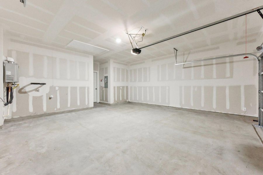 Spacious, unfurnished interior of a new home in Stallion Run, Buda (Image 19).