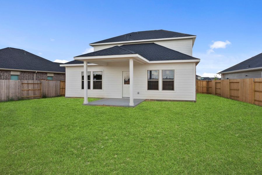 Exterior details and patio area of a home in Laurel Landing, Alvin (Image 3).