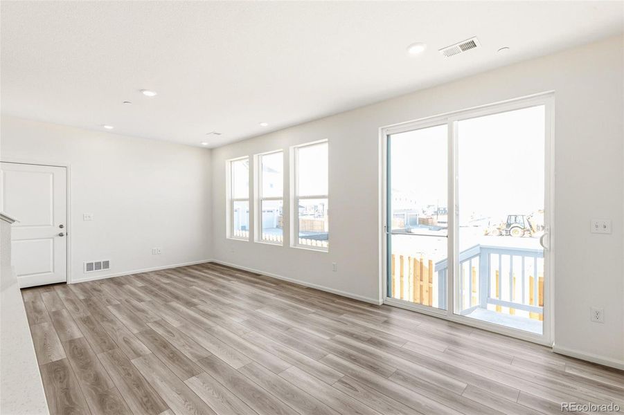 Spacious, unfurnished interior of a new home in Turnberry, Commerce City (Image 27).