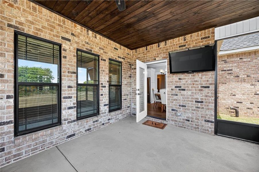 Exterior details and patio area of a home in , Kathleen (Image 26).