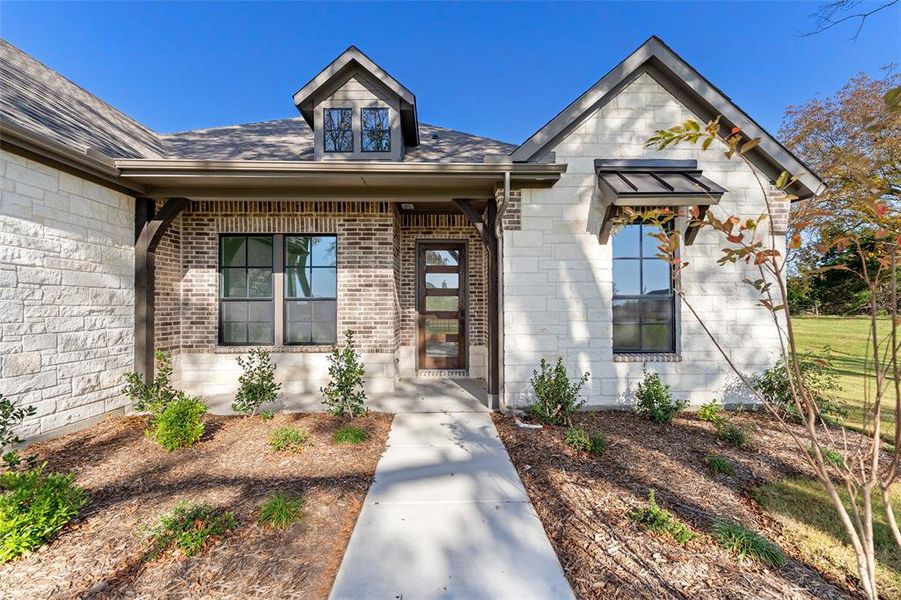 Exterior details and patio area of a home in King Crossing Estates, Van Alstyne (Image 3). Exterior details and patio area of a home in King Crossing Estates, Van Alstyne (Image 3).