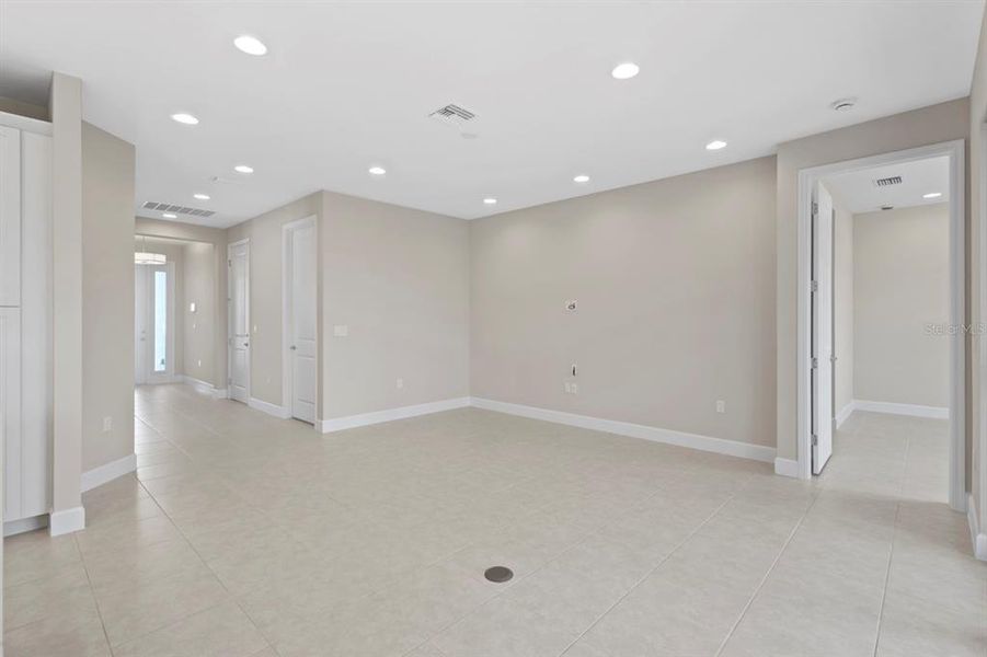 Spacious, unfurnished interior of a new home in , Fort Myers (Image 25).