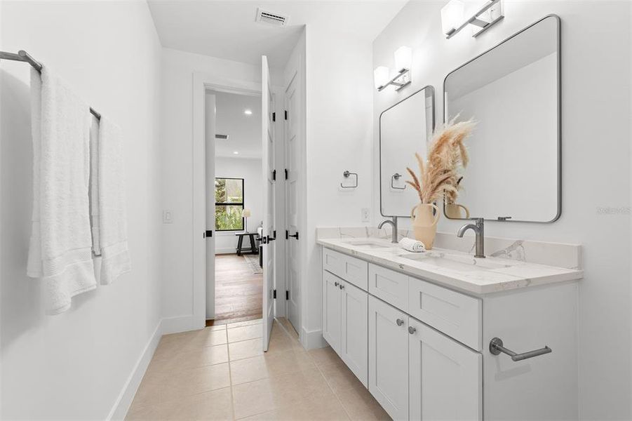Furnished interior view inside a new home in , Orlando (Image 52).