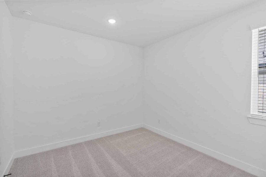 Spacious, unfurnished interior of a new home in Evergreen, Conroe (Image 35).