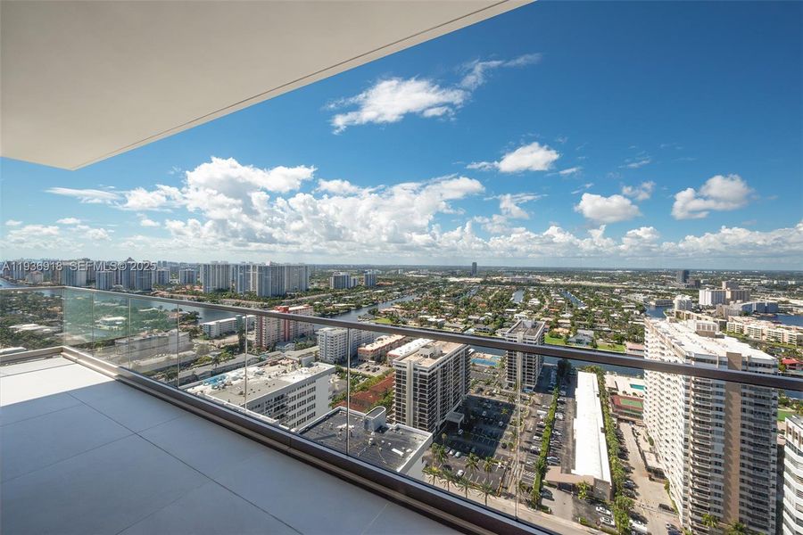Condo located in Hallandale Beach, FL showcasing its design and architecture (Image 5).