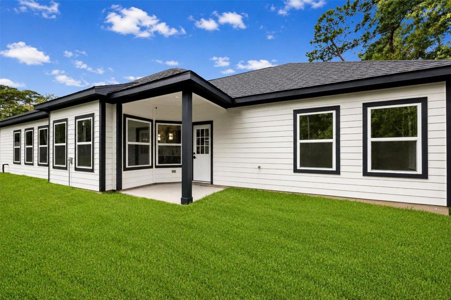 Exterior details and patio area of a home in , Willis (Image 4).