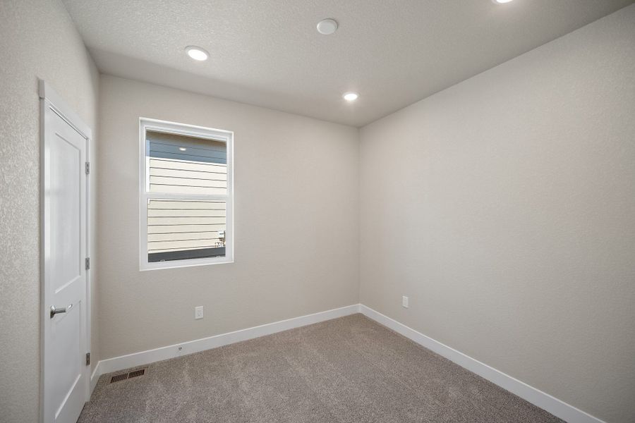 Spacious, unfurnished interior of a new home in Trails at Aspen Ridge-3, Colorado Springs (Image 18).