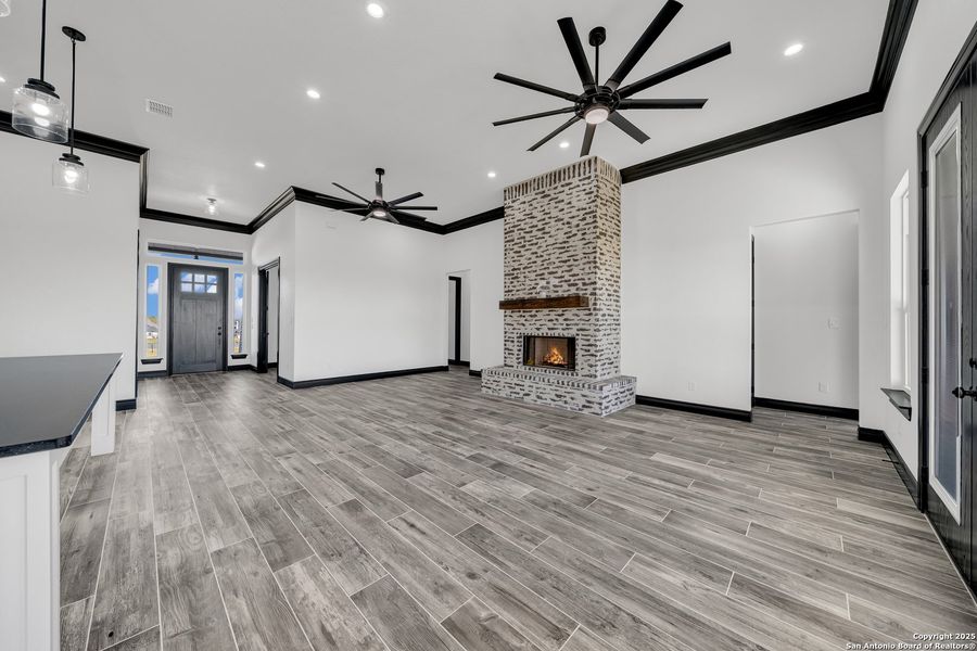Spacious, unfurnished interior of a new home in , La Vernia (Image 27).
