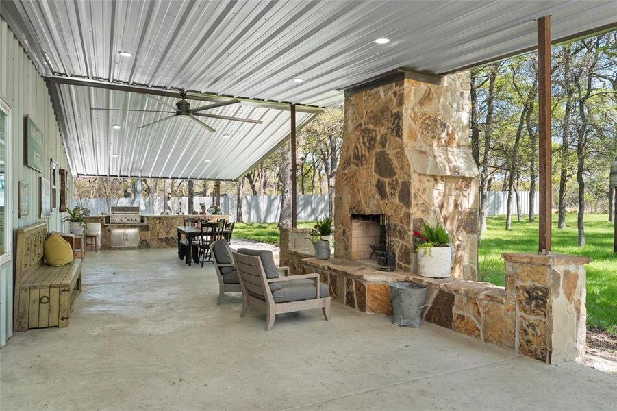 Patio & Outdoor Kitchen
