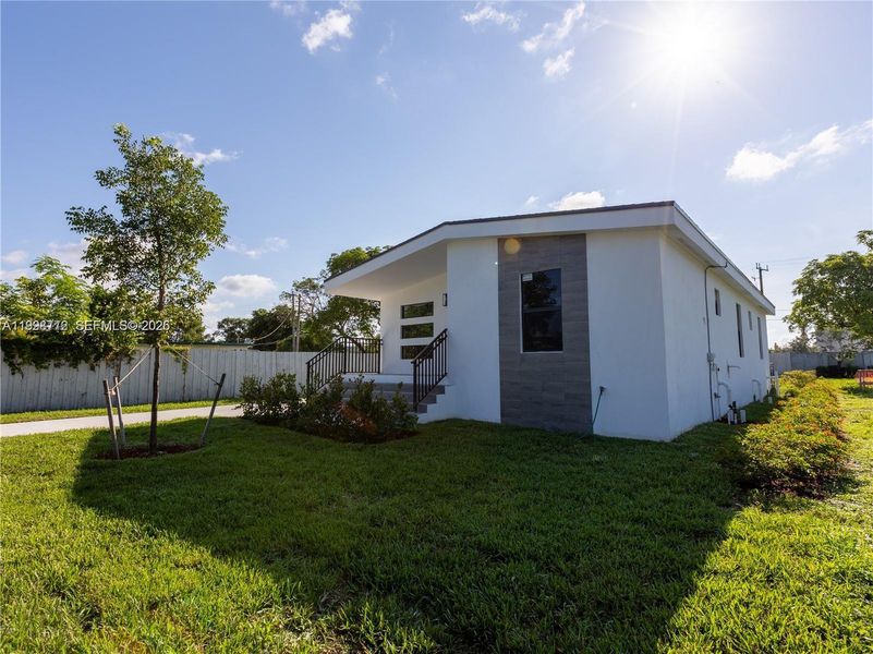 Exterior details and patio area of a home in , Pompano Beach (Image 17).