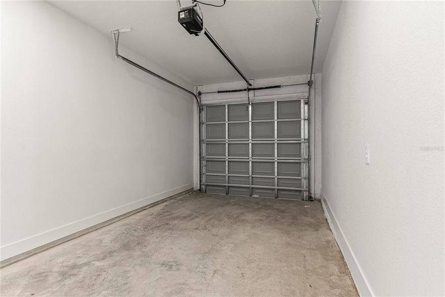 Spacious, unfurnished interior of a new home in , Tampa (Image 24).