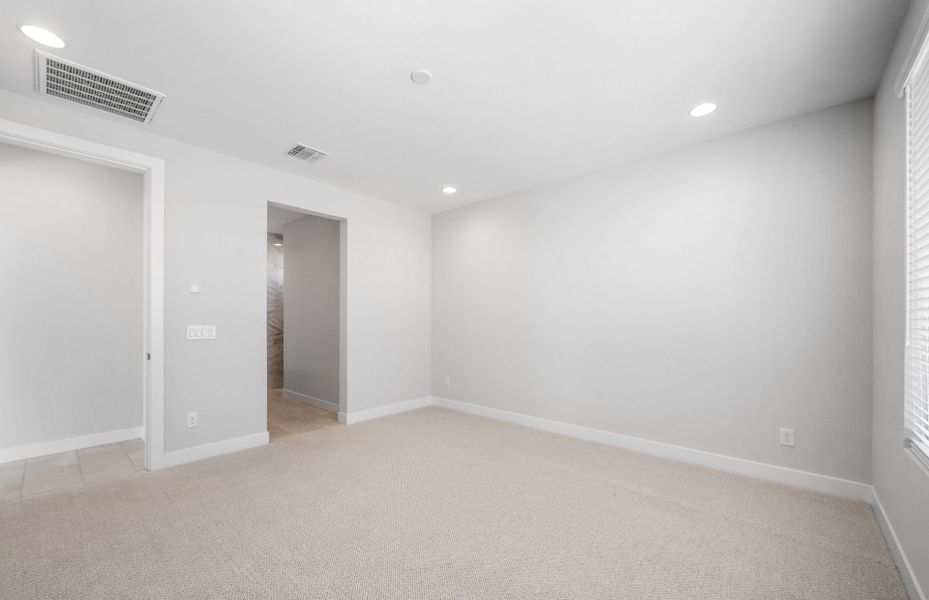 Spacious, unfurnished interior of a new home in Sun City Anthem at Merrill Ranch, Florence (Image 11).