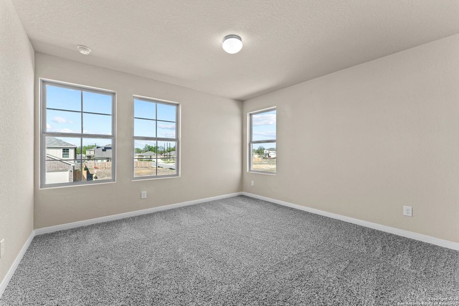 Spacious, unfurnished interior of a new home in Blue Ridge Ranch, San Antonio (Image 15).