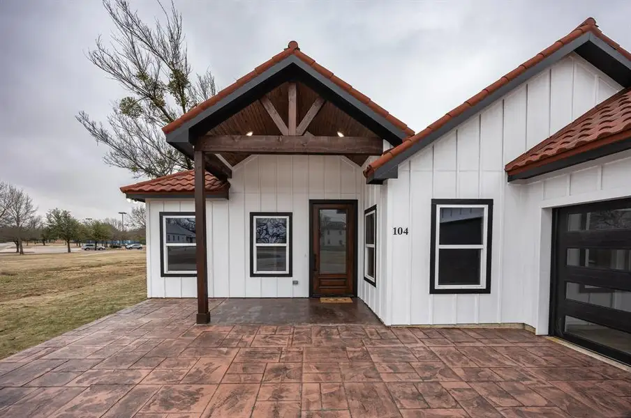 Exterior details and patio area of a home in , Cleburne (Image 4).