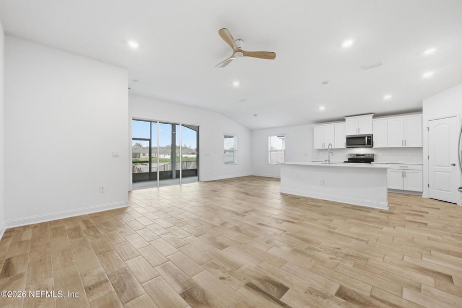 Spacious, unfurnished interior of a new home in Cross Creek, Green Cove Springs (Image 31).