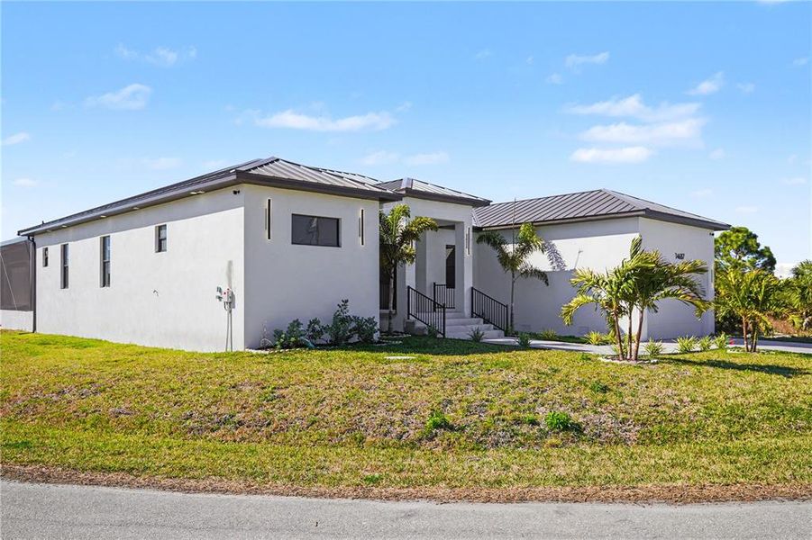 Exterior details and patio area of a home in , Port Charlotte (Image 4).