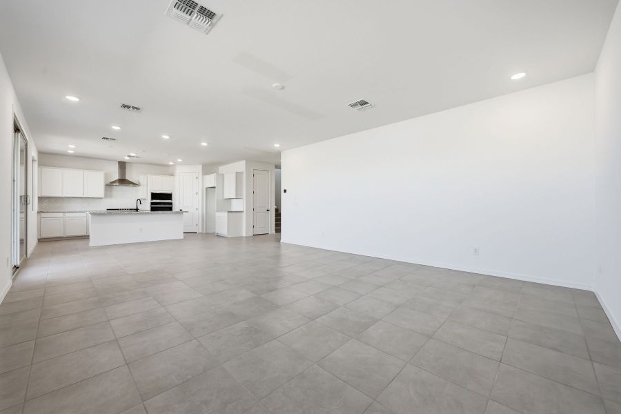Spacious, unfurnished interior of a new home in Tyler Ranch, Buckeye (Image 15).