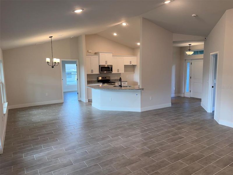 Spacious, unfurnished interior of a new home in Port Charlotte, Port Charlotte (Image 9).