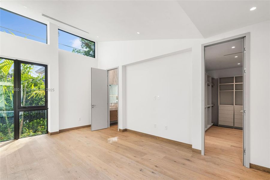 Spacious, unfurnished interior of a new home in , Coral Gables (Image 32).